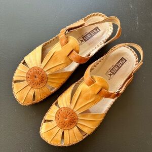 Pikolinos Women’s Tan Leather Flower Sandals Size 37